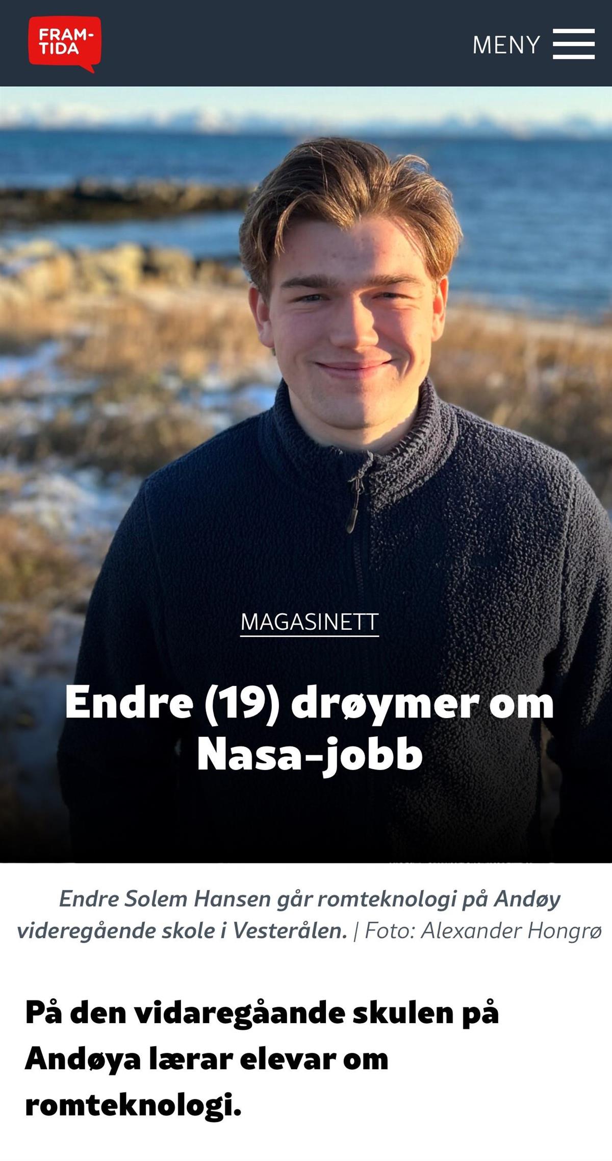 Bilde av ung gutt som smiler foran ei havn. Tekst på bildet er "Endre (19) drøymer om Nasa-jobb" - Klikk for stort bilde